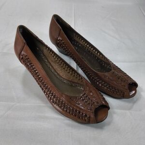Covington "Winnie" Brown Peep-Toe Woven Leather Low Heals. Size 8.5. CP